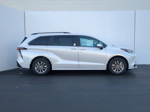 2025 Toyota Sienna XLE