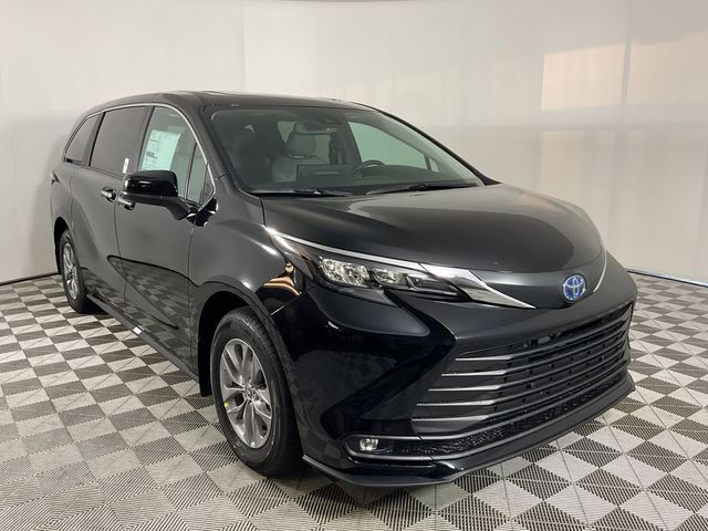 2025 Toyota Sienna XLE