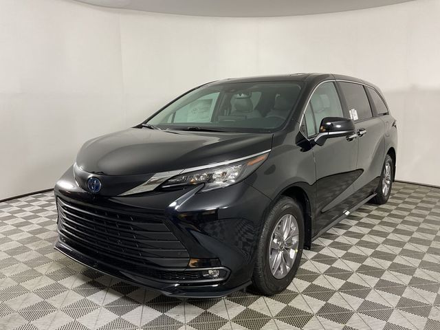 2025 Toyota Sienna XLE