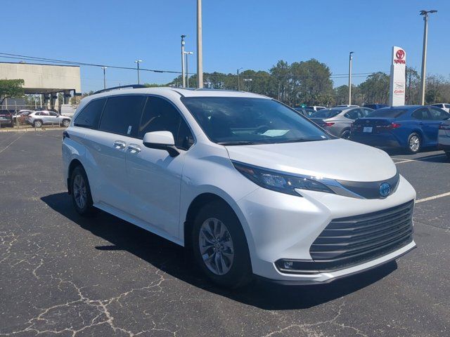 2025 Toyota Sienna XLE