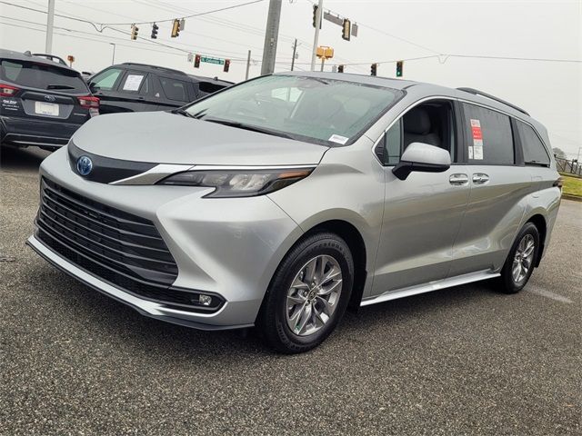 2025 Toyota Sienna XLE