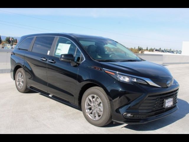 2025 Toyota Sienna XLE