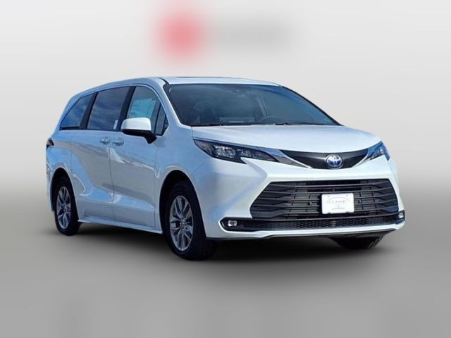 2025 Toyota Sienna XLE