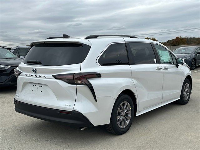 2025 Toyota Sienna XLE