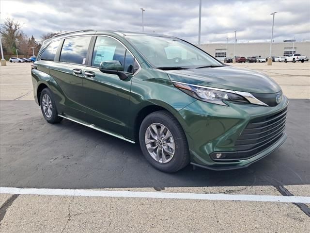 2025 Toyota Sienna XLE