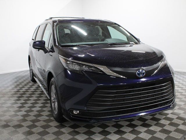 2025 Toyota Sienna XLE