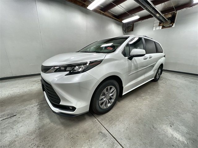 2025 Toyota Sienna XLE