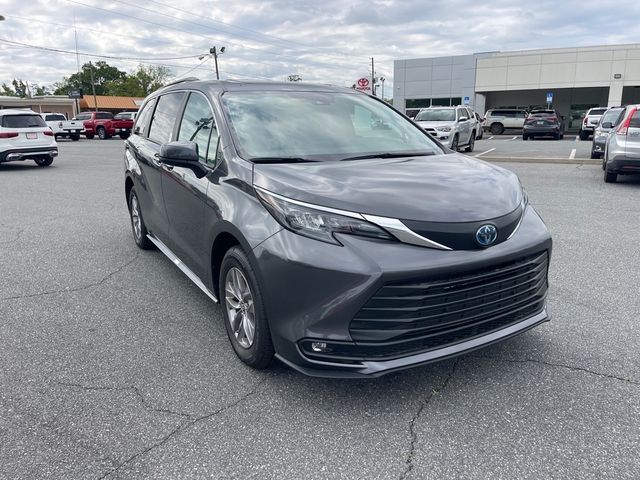 2025 Toyota Sienna XLE