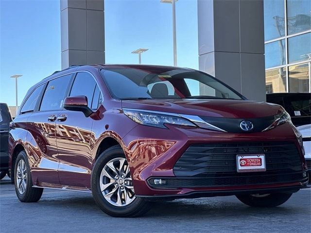 2025 Toyota Sienna XLE