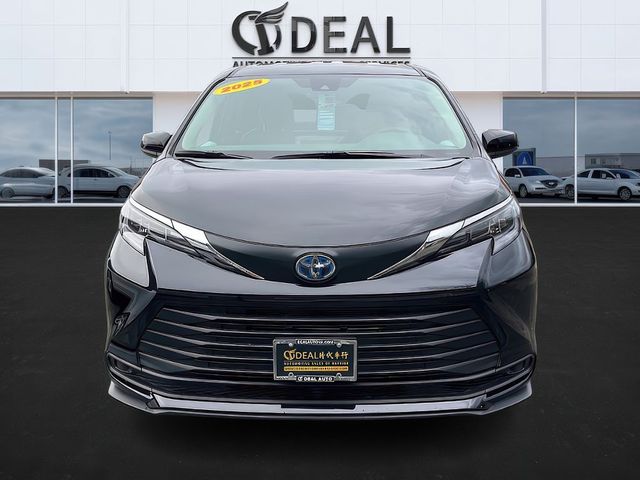 2025 Toyota Sienna LE