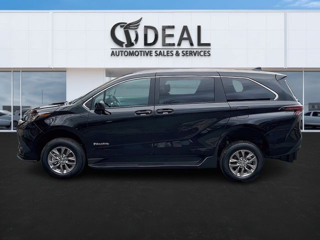 2025 Toyota Sienna LE