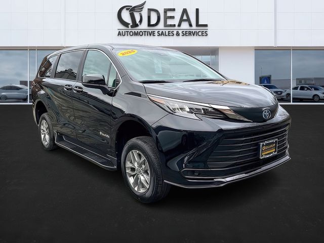 2025 Toyota Sienna LE