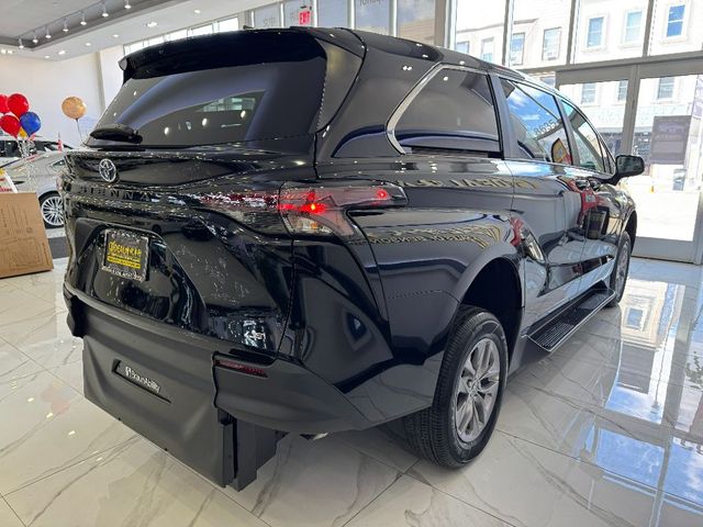 2025 Toyota Sienna LE