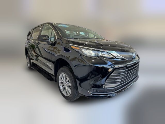 2025 Toyota Sienna LE