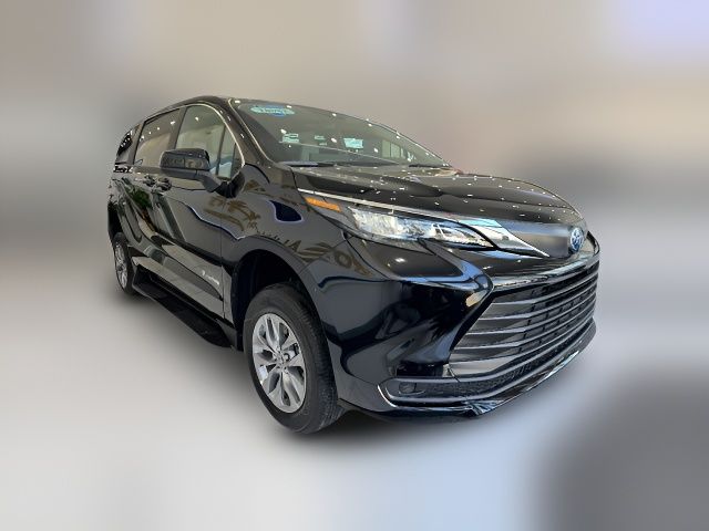 2025 Toyota Sienna LE