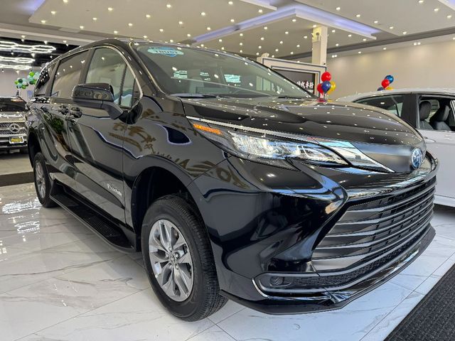 2025 Toyota Sienna LE