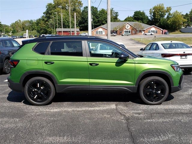 2025 Volkswagen Taos SE Black