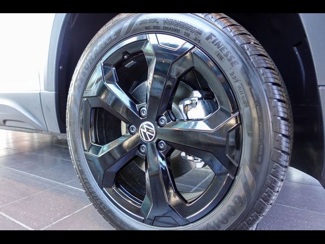 2025 Volkswagen Taos SE Black