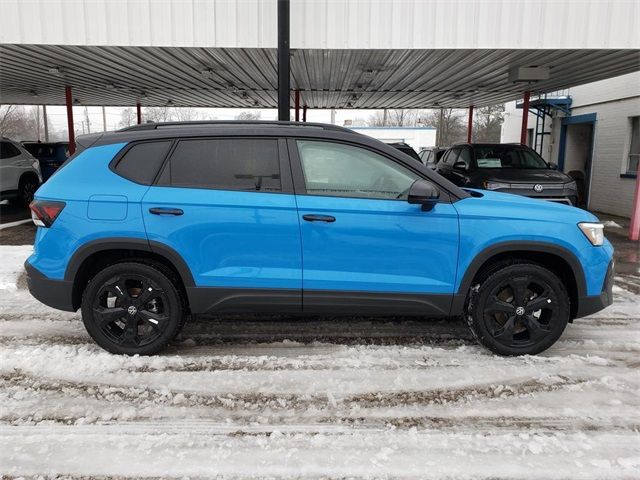 2025 Volkswagen Taos SE Black