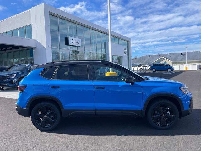 2025 Volkswagen Taos SE Black