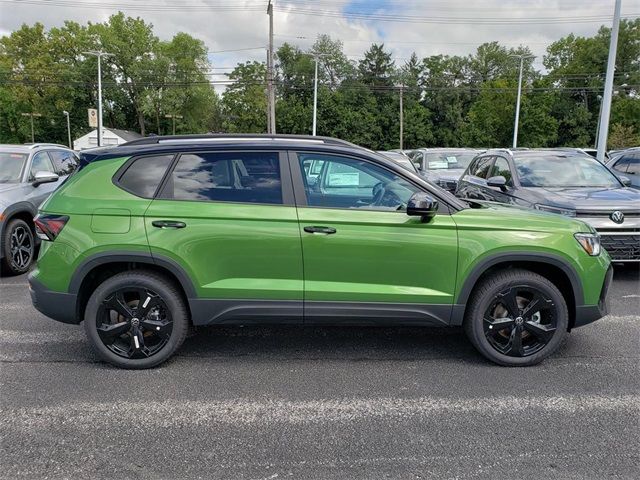 2025 Volkswagen Taos SE Black