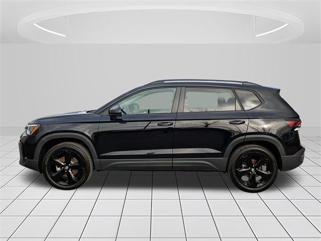 2025 Volkswagen Taos SE Black