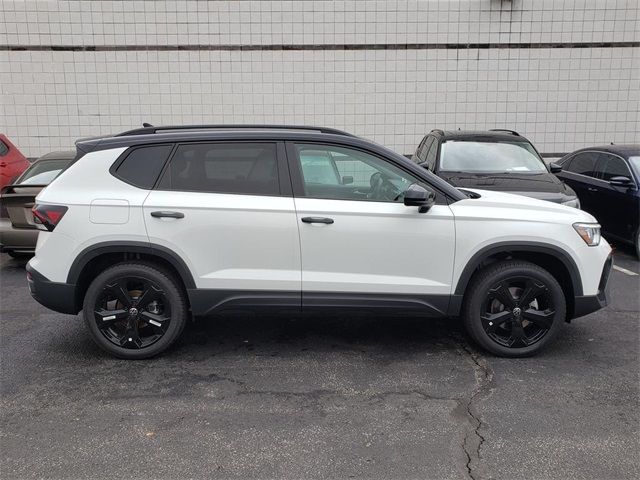 2025 Volkswagen Taos SE Black