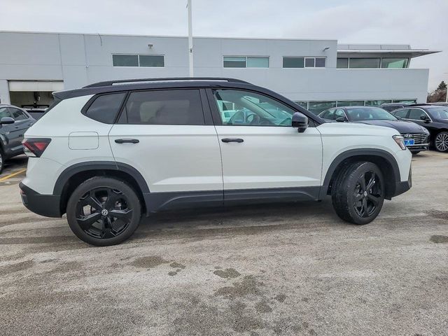 2025 Volkswagen Taos SE Black