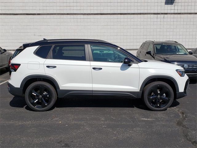 2025 Volkswagen Taos SE Black