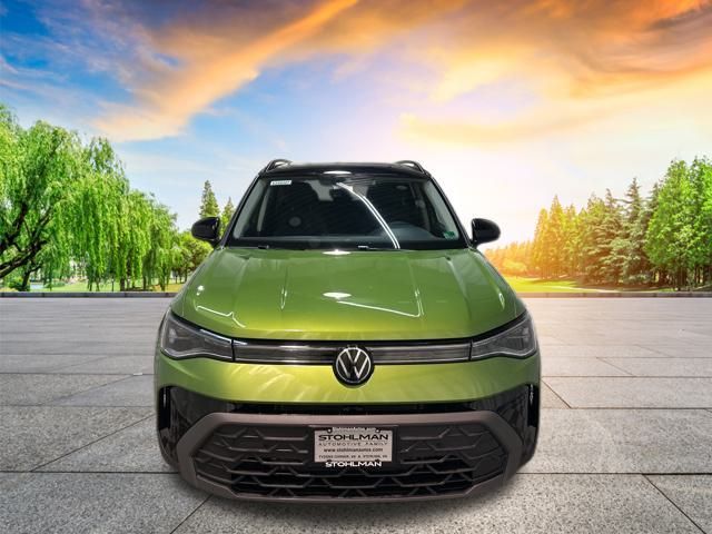 2025 Volkswagen Taos SE Black
