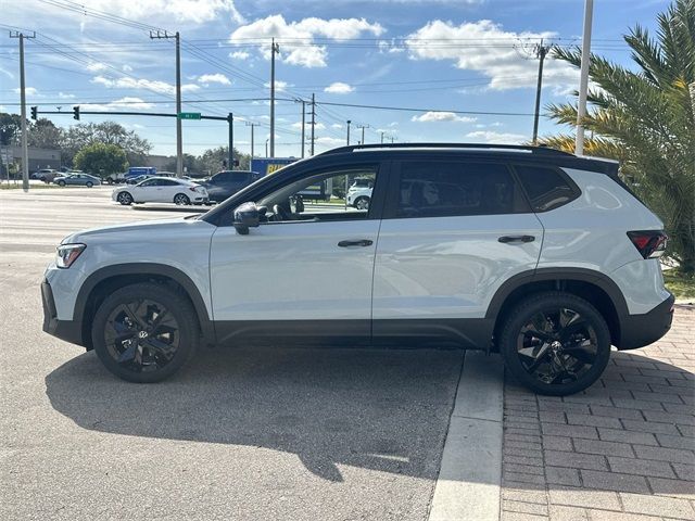 2025 Volkswagen Taos SE Black