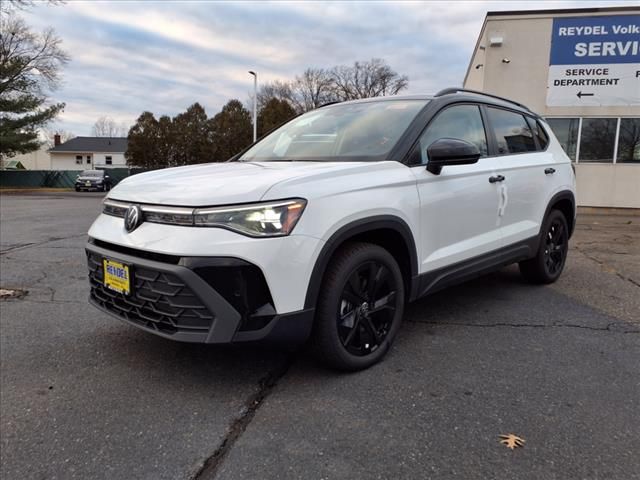 2025 Volkswagen Taos SE Black