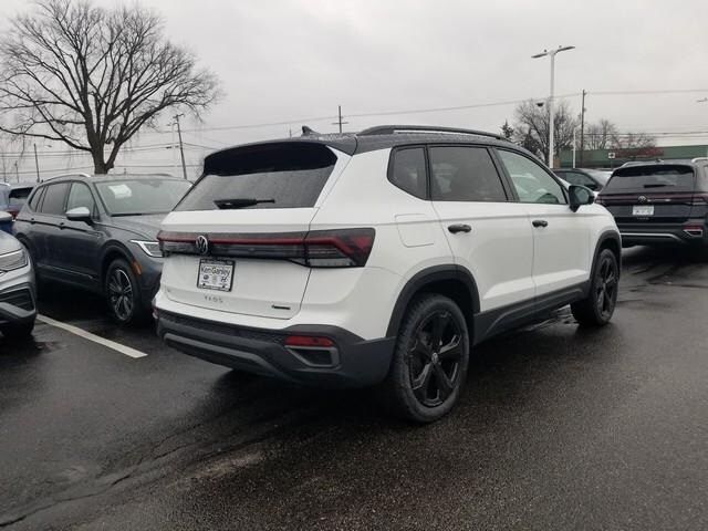 2025 Volkswagen Taos SE Black