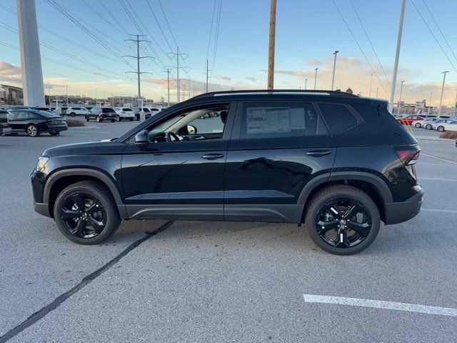 2025 Volkswagen Taos SE Black