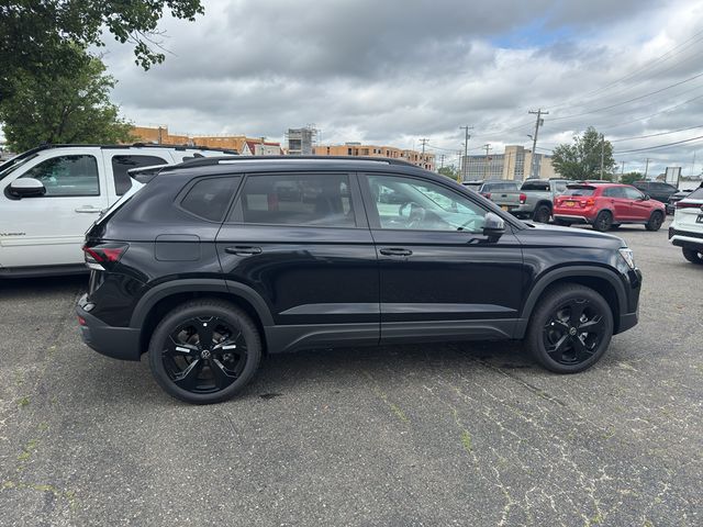 2025 Volkswagen Taos SE Black