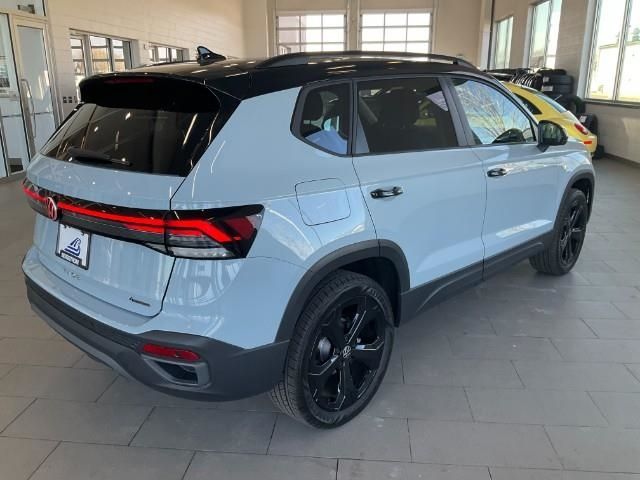 2025 Volkswagen Taos SE Black