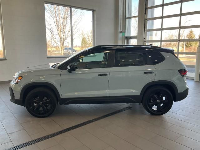 2025 Volkswagen Taos SE Black
