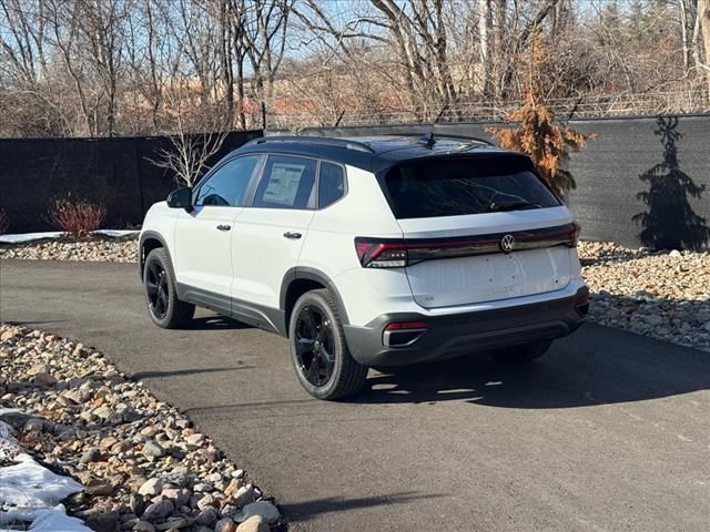 2025 Volkswagen Taos SE Black