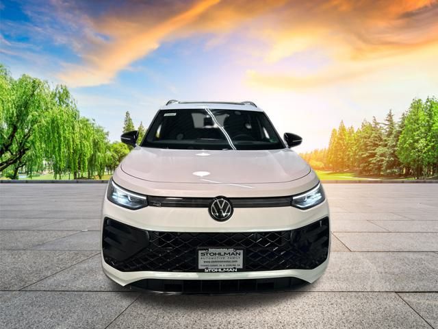 2025 Volkswagen Tiguan SE R-Line Black