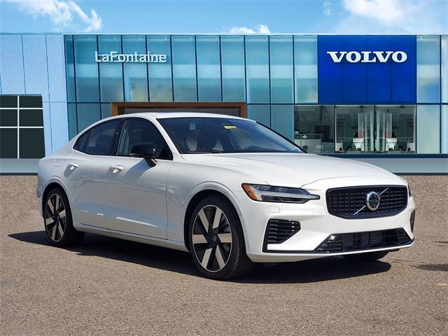 2025 Volvo S60 Plug-In Hybrid Plus