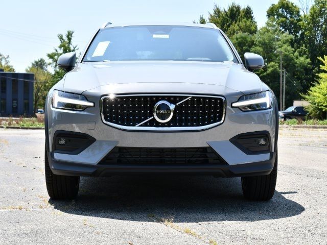 2025 Volvo V60 Cross Country Plus