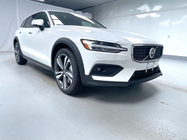 2025 Volvo V60 Cross Country Plus