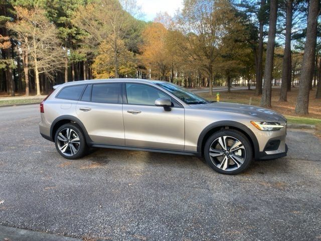 2025 Volvo V60 Cross Country Plus