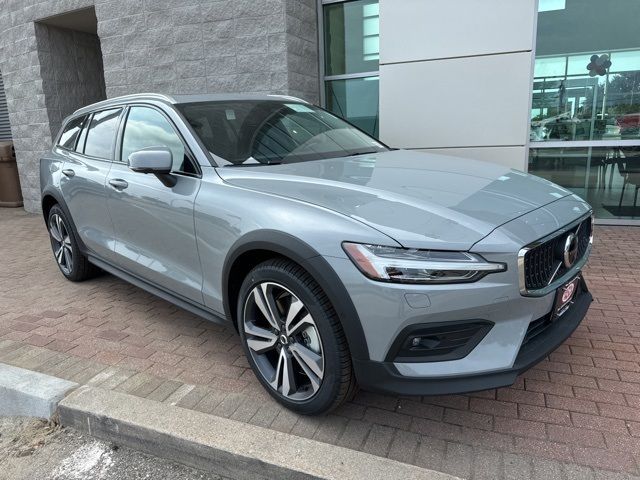 2025 Volvo V60 Cross Country Plus