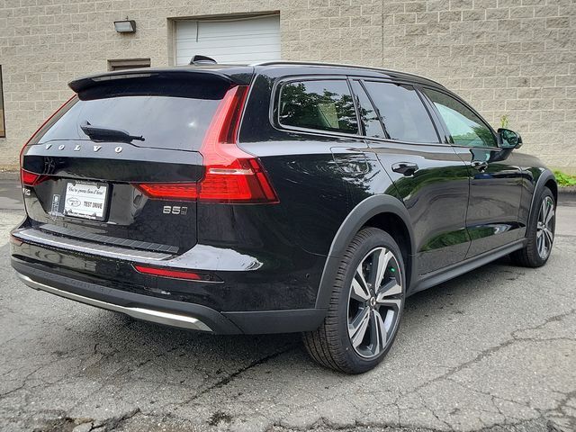 2025 Volvo V60 Cross Country Plus