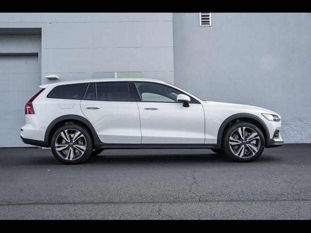 2025 Volvo V60 Cross Country Plus