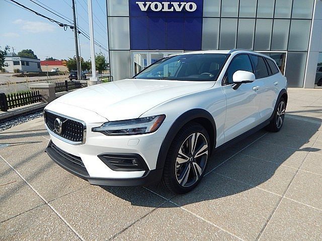 2025 Volvo V60 Cross Country Plus