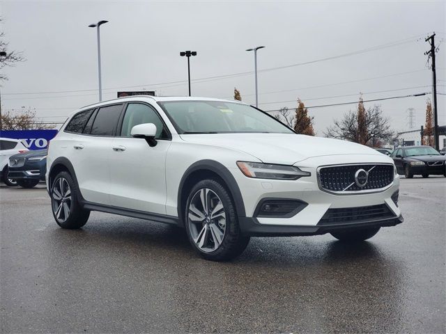 2025 Volvo V60 Cross Country Plus