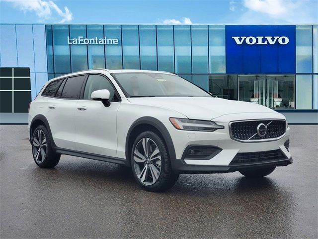 2025 Volvo V60 Cross Country Plus