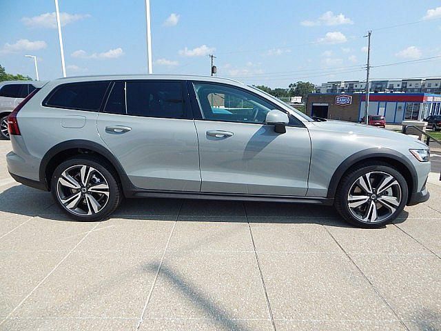 2025 Volvo V60 Cross Country Plus